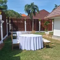 Garden round table with gold Chiavari chairs